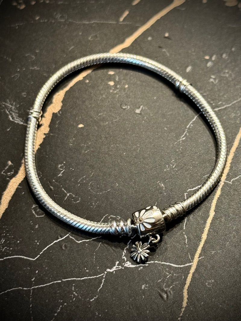 Bracelete Pandora Prata com Berloques Flor e Fecho Prata - Pronta Entrega