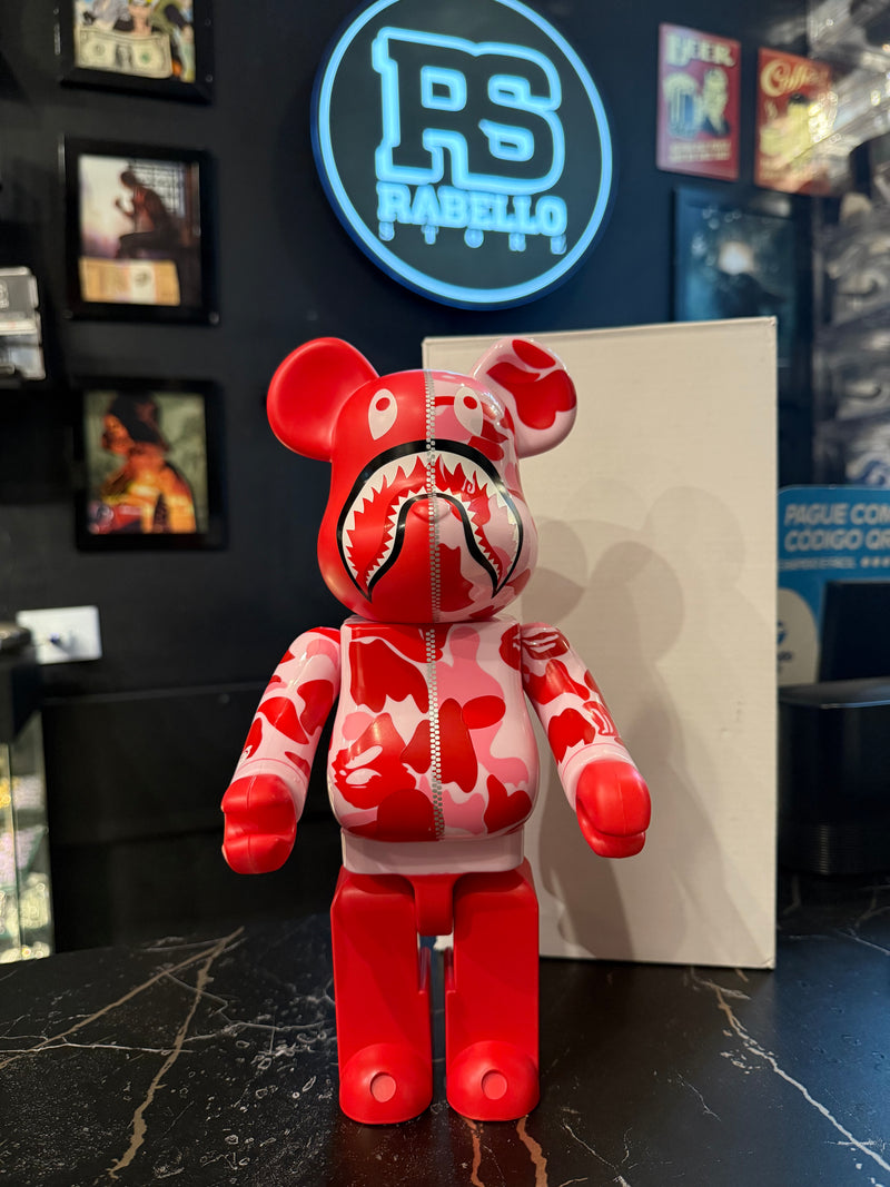 Bearbrick x BAPE Camo Shark 400%
Pink Medicom Toy Boneco Colecionável 28cm - Pronta Entrega
