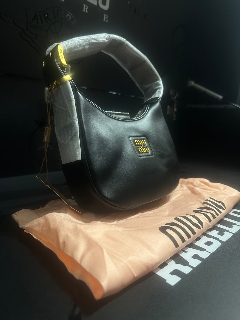 Bolsa de Ombro Miu Miu Wander Hobo Black - Pronta Entrega