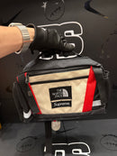 Bolsa Supreme X North Face Expedition Waist Bag Vermelho Preto - Pronta Entrega