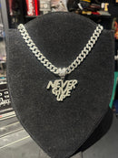 Corrente Cravejada Pingente “Never Give Up” Em Zicornia Cubica Prata 45 CM - Pronta Entrega