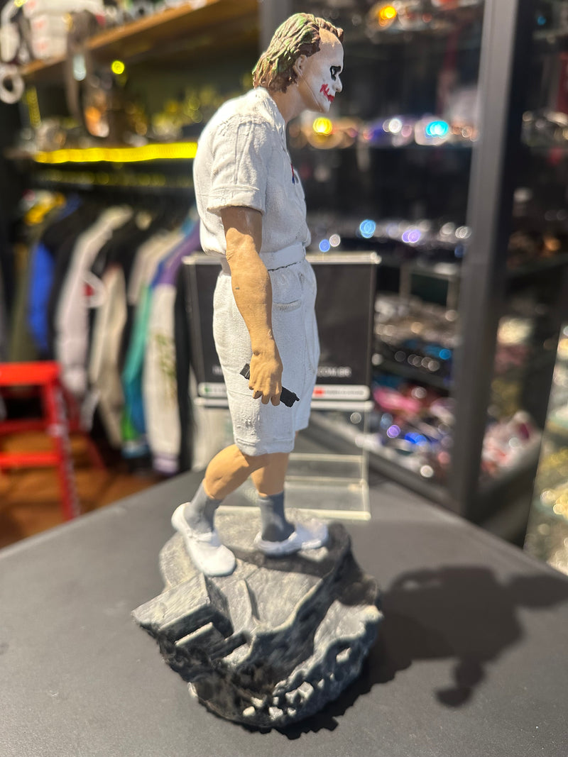 Boneco de Ação Batman The Dark Knight Coringa “Hospital Scene” 25cm Resina Prime - Pronta Entrega