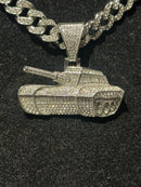 Corrente Cravejada Pingente War Tank Em Zicornia Cubica Prata 45 CM - Pronta Entrega