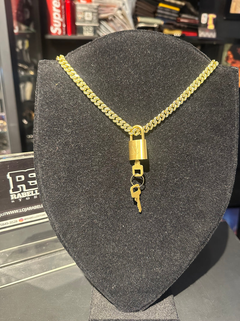 Corrente Colar Cravejada Gold Pingente Cadeado Louis Vuitton Em Zicornia Cubica Dourada 50 CM - Pronta Entrega