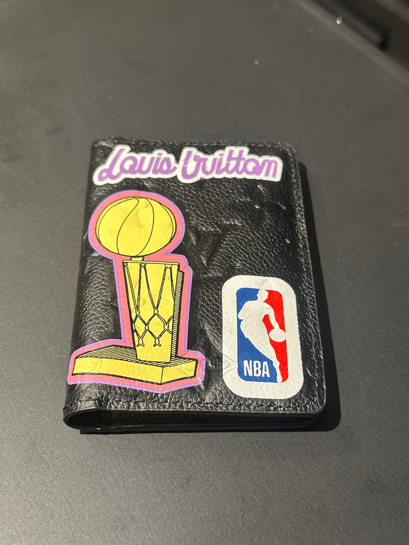 Carteira Louis Vuitton x NBA Monogram Multiple Wallet - Pronta Entrega