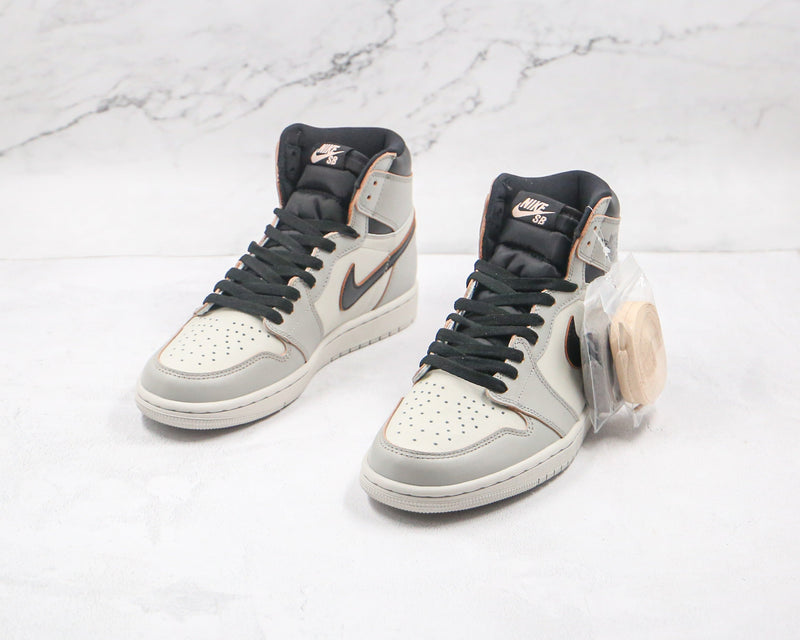 Jordan 1 Retro High OG Defiant SB NYC to Paris - Encomenda