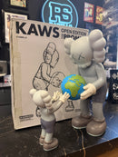Boneco KAWS THE PROMISE Vinyl Figure Grey - Pronta Entrega