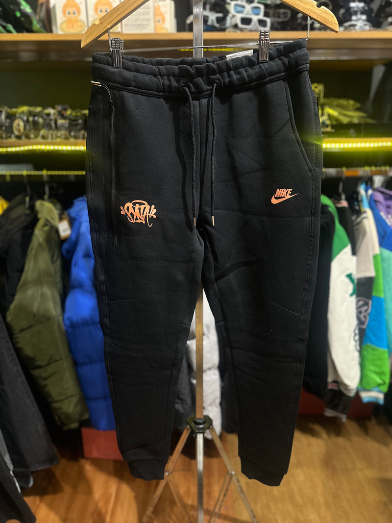 Conjunto Tech Fleece Nike X Syna “Life Of Syn” Black Orange - Pronta Entrega
