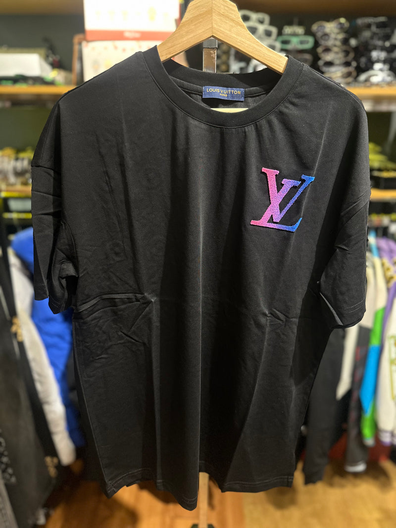 Camiseta Louis Vuitton Preta Multicolor - Pronta Entrega