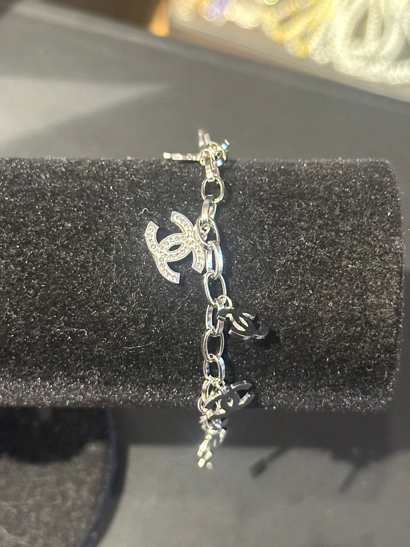 Pulseira Prata Chanel Ajustável Berloque Cravejado - Pronta Entrega