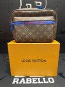 Bolsa Louis Vuitton Messenger
Monogram Outdoor PM Brown Blue - Pronta Entrega