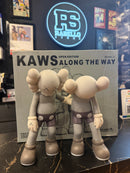 Boneco KAWS Along The Way Brown 25 CM - Pronta Entrega