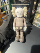 Boneco Colecionável KAWS Marrom/Bege 18cm - Pronta Entrega