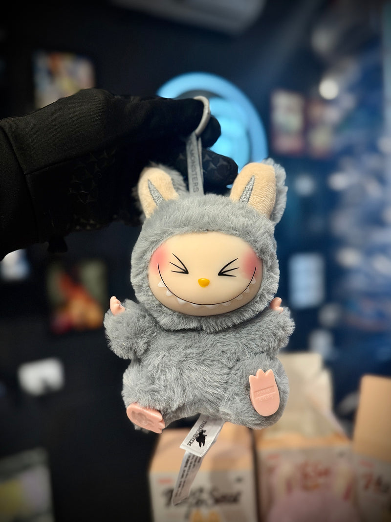Boneco Labubu “Have a Seat” – Chaveiro | Mini Figura Colecionável Pop Mart - Pronta Entrega