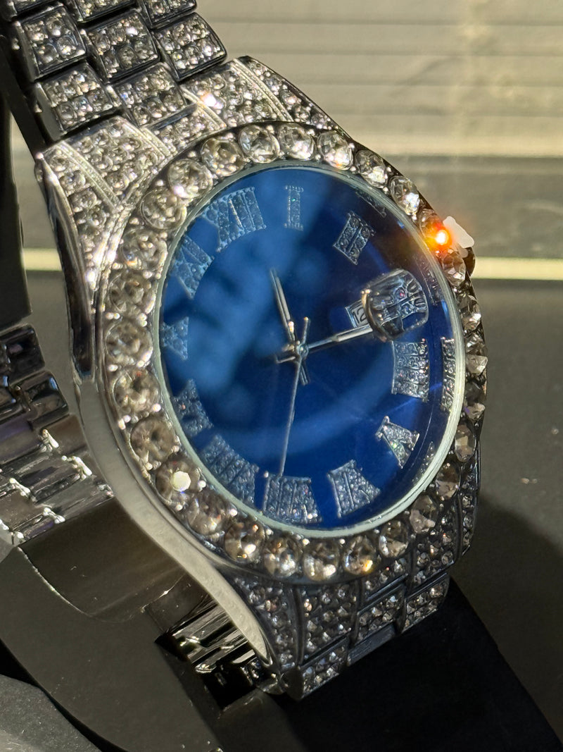Relógio Cravejado Iced Out Prata Fundo Azul - Pronta Entrega