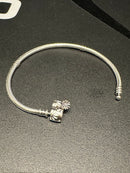 Bracelete Pandora Prata com Berloques Flor e Fecho Prata - Pronta Entrega