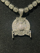 Corrente Square Cravejada Pingente “Rich Forever” Em Zicornia Cubica Prata 35 CM - Pronta Entrega