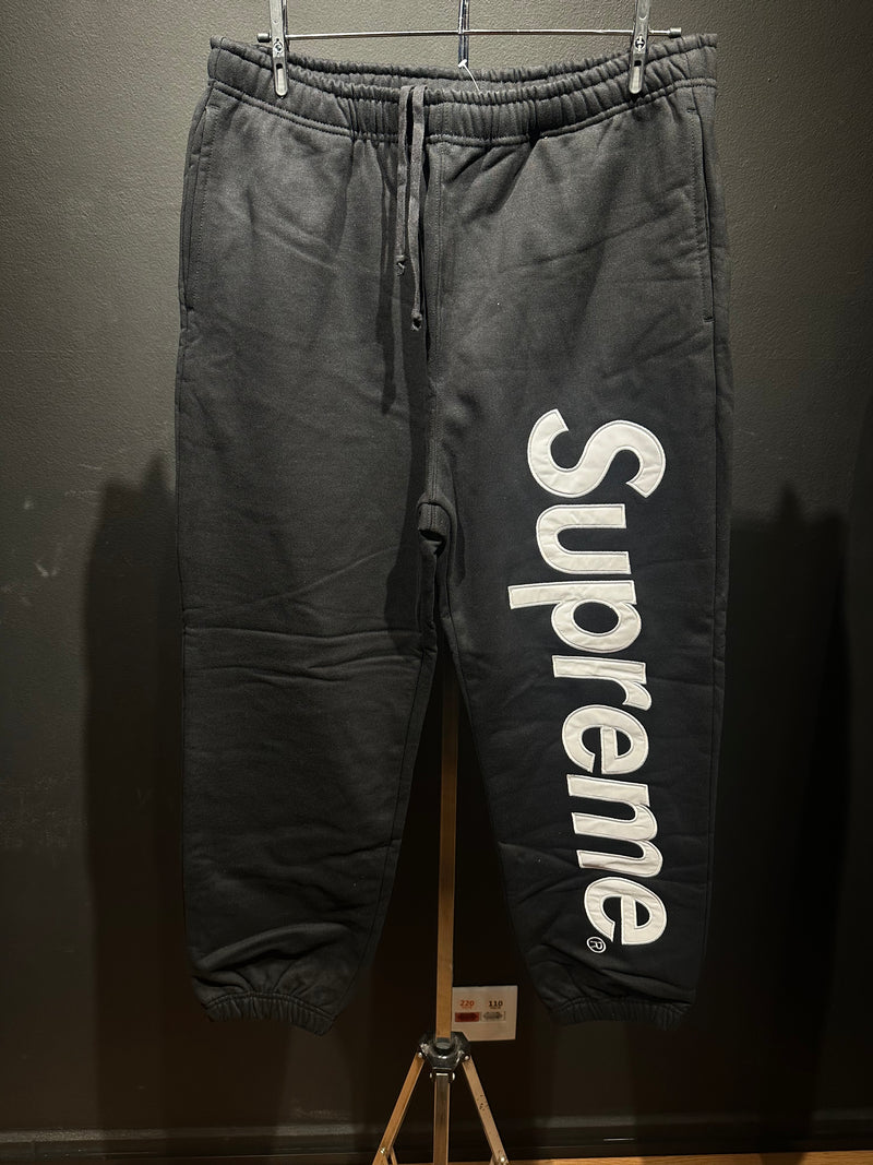 Calça Moletom Supreme Satin Applique - Pronta Entrega