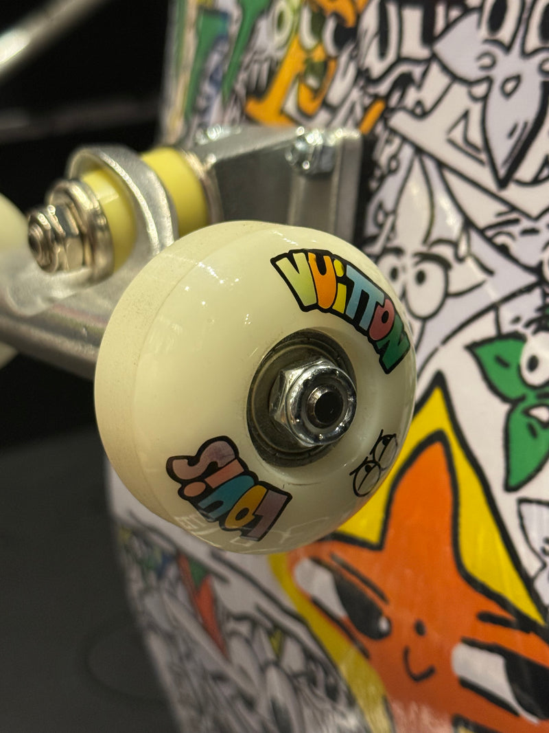 Louis Vuitton Skateboard Monogram Comics - Pronta Entrega