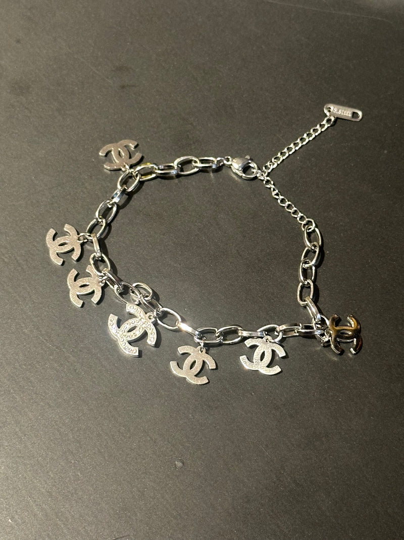 Pulseira Prata Chanel Ajustável Berloque Cravejado - Pronta Entrega
