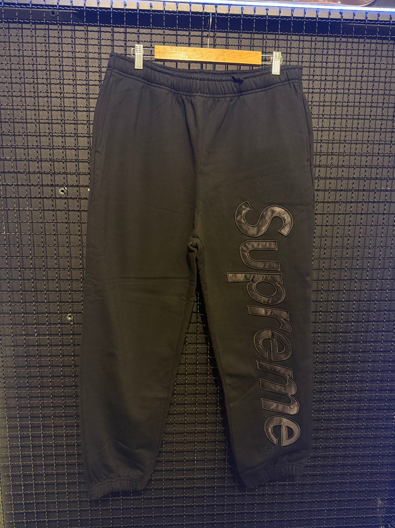 Calça Moletom Supreme Satin Applique All Black - Pronta Entrega