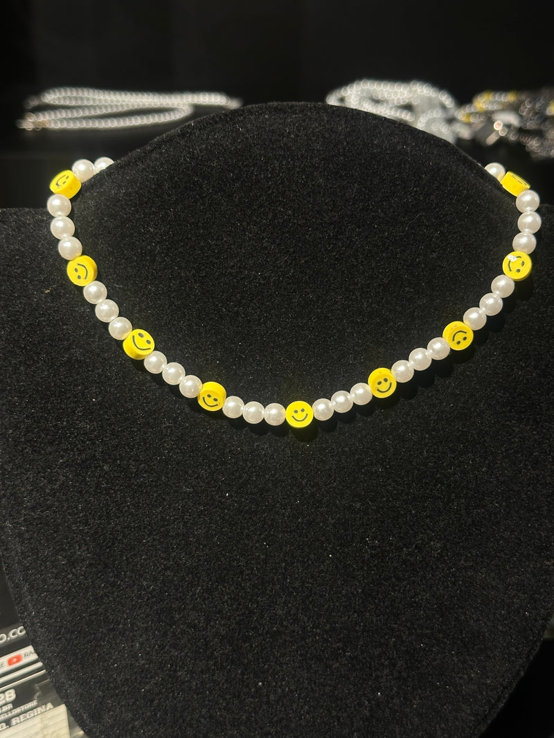 Colar de Pérolas Emoji Smile 40 CM - Pronta Entrega