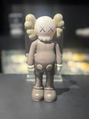 Boneco Colecionável KAWS Marrom/Bege 18cm - Pronta Entrega