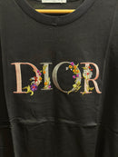 Camiseta Dior Logo Bordado Floral Preta - Pronta Entrega