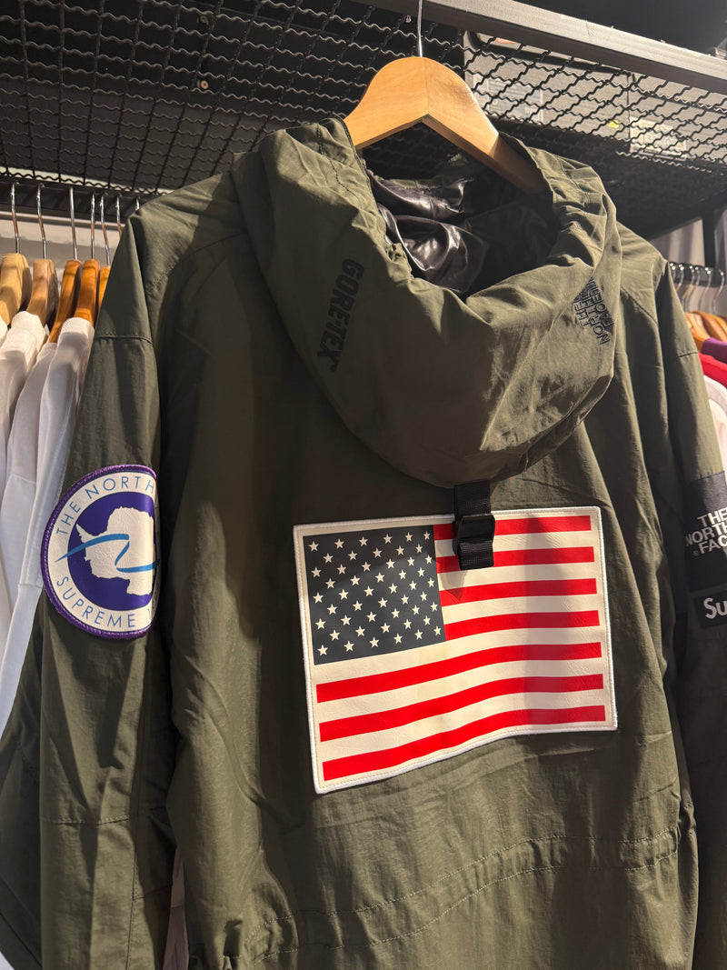 JAQUETA PULÔVER SUPREME X THE
NORTH FACE TRANS ANTARTICA
EXPEDITION OLIVE - Pronta Entrega