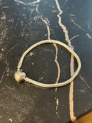 Bracelete Pandora Moments com Fecho De Coracao Prata - Pronta Entrega