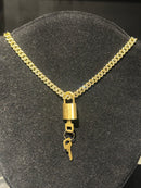 Corrente Colar Cravejada Gold Pingente Cadeado Louis Vuitton Em Zicornia Cubica Dourada 50 CM - Pronta Entrega