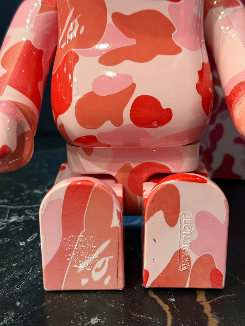 Bearbrick BAPE Camo 400%
Pink Medicom Toy Boneco Colecionável 28cm - Pronta Entrega