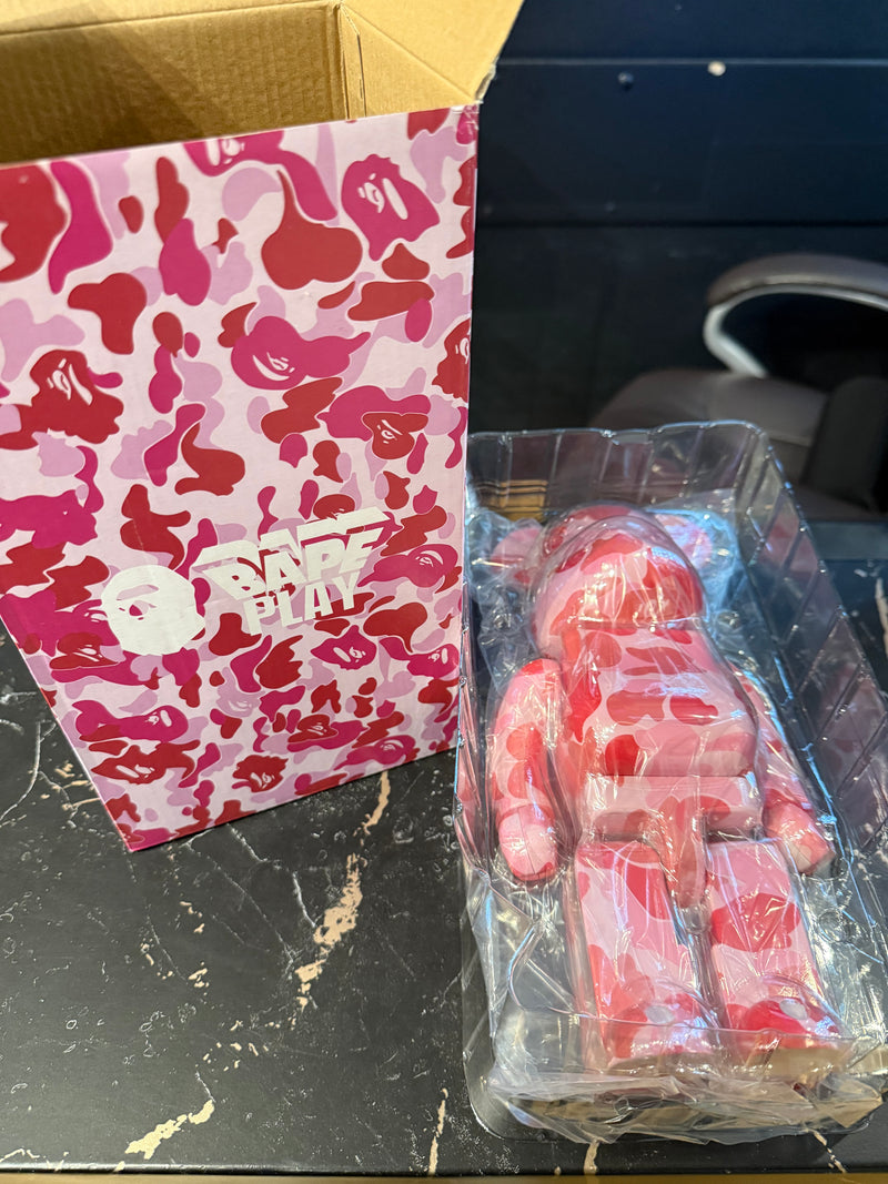 Bearbrick BAPE Camo 400%
Pink Medicom Toy Boneco Colecionável 28cm - Pronta Entrega