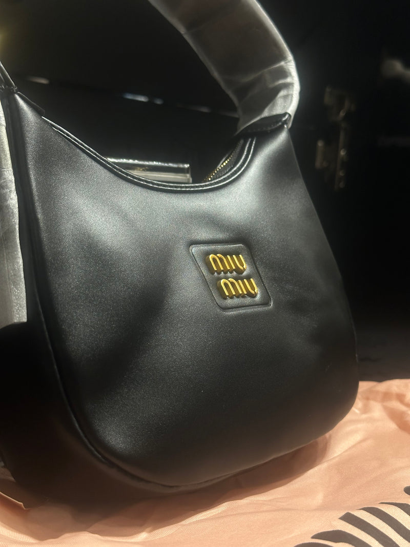 Bolsa de Ombro Miu Miu Wander Hobo Black - Pronta Entrega