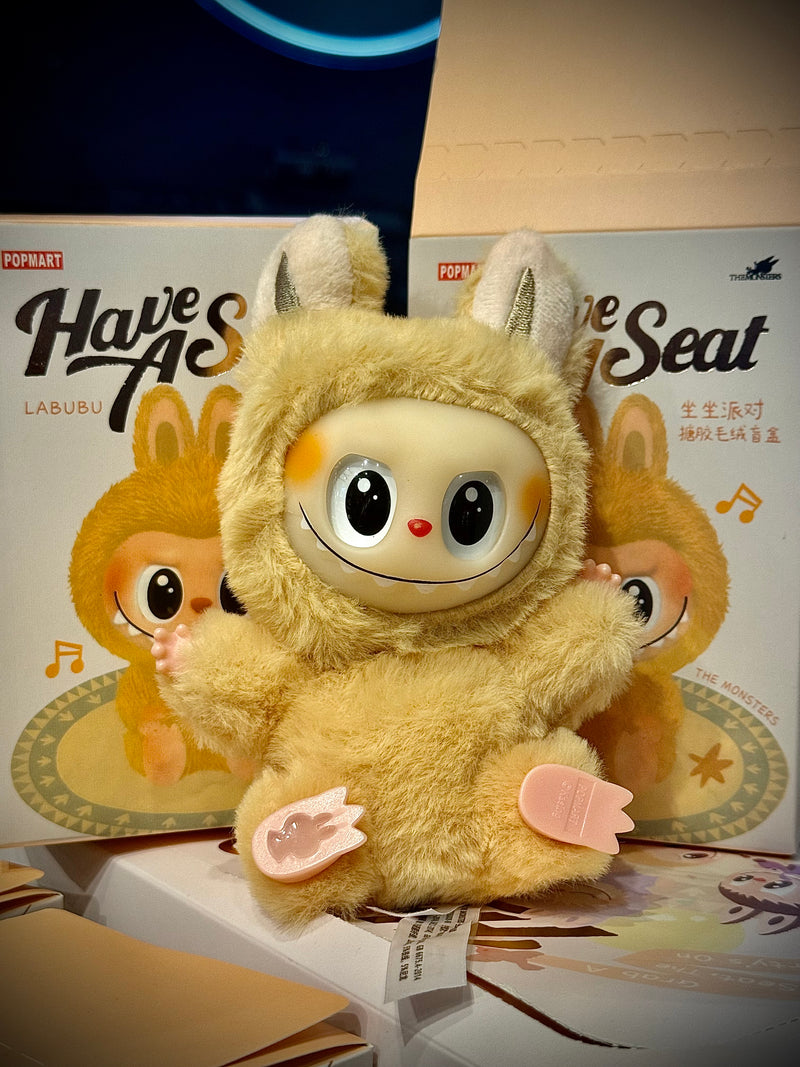 Boneco Labubu “Have a Seat” – Chaveiro | Mini Figura Colecionável Pop Mart - Pronta Entrega
