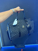 BOLSA AIR JORDAN MONOGRAM DUFFLE BAG JACQUARD LUGGAGE BLACK GOLD GRATITUDE - Pronta Entrega