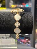 Relógio Pulseira Dourada Trevos Brancos 20 CM - Pronta Entrega