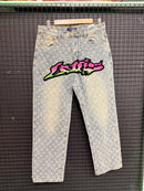 Calça Louis Vuitton “Graffiti Monogram” Jeans Claro - Pronta Entrega