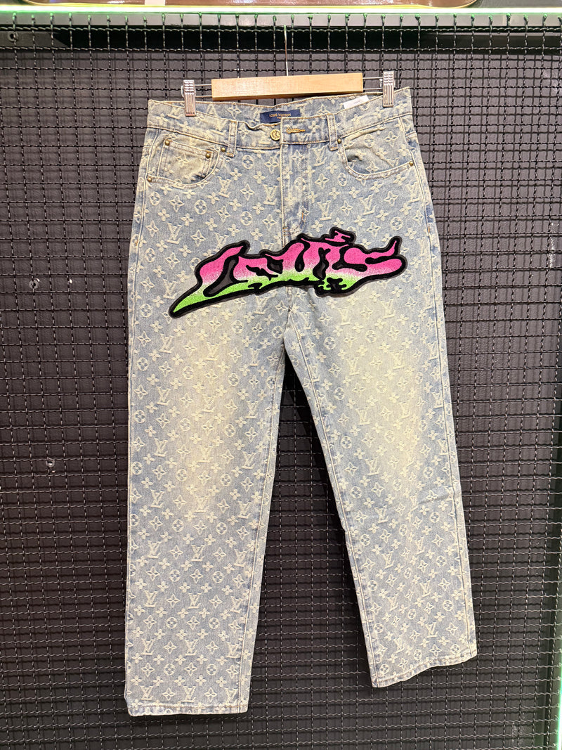Calça Louis Vuitton “Graffiti Monogram” Jeans Claro - Pronta Entrega