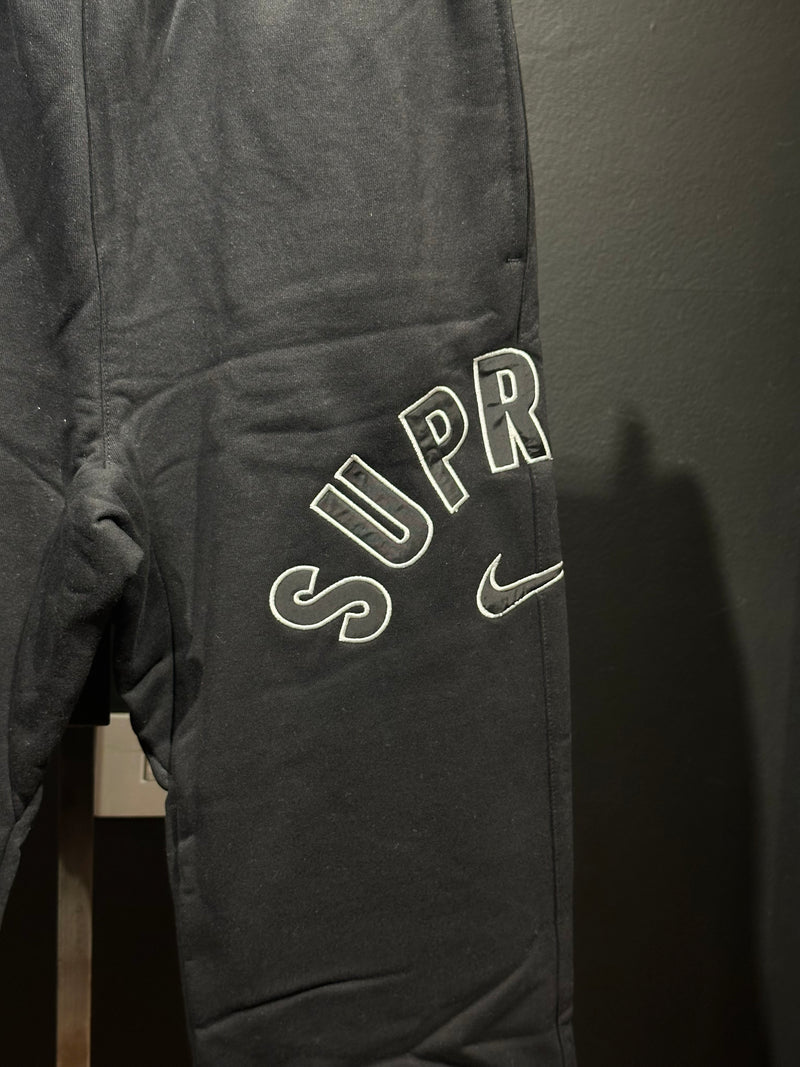 Calça Moletom Supreme Nike SS25 Preta - Pronta Entrega