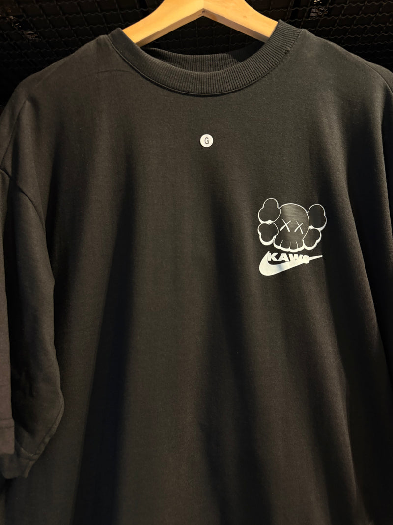 Camiseta KAWS Preta - Pronta Entrega