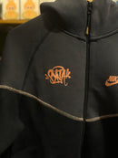 Conjunto Tech Fleece Nike X Syna “Life Of Syn” Black Orange - Pronta Entrega