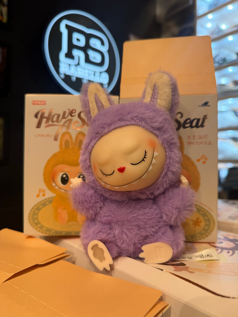 Boneco Labubu “Have a Seat” – Chaveiro | Mini Figura Colecionável Pop Mart - Pronta Entrega