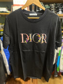 Camiseta Dior Logo Bordado Floral Preta - Pronta Entrega