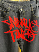 Calça Jeans Minus Two Preto Logo Vermelho - Pronta Entrega