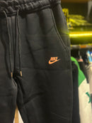 Conjunto Tech Fleece Nike X Syna “Life Of Syn” Black Orange - Pronta Entrega