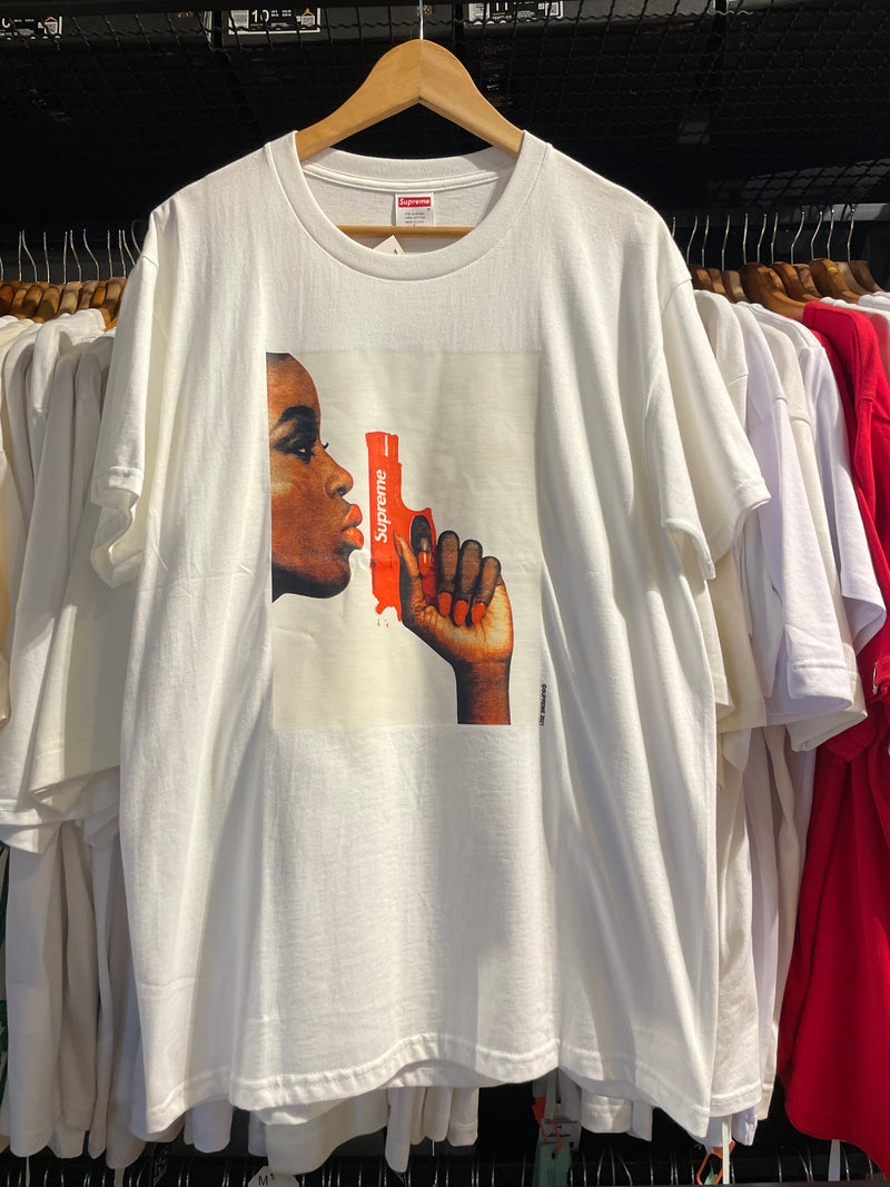 Camiseta SUPREME “PISTOL WHITE” Branca - Pronta Entrega