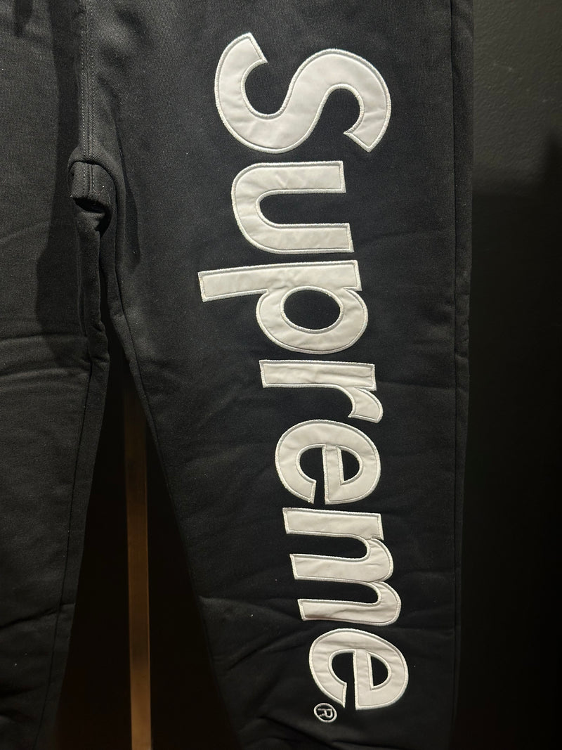 Calça Moletom Supreme Satin Applique - Pronta Entrega