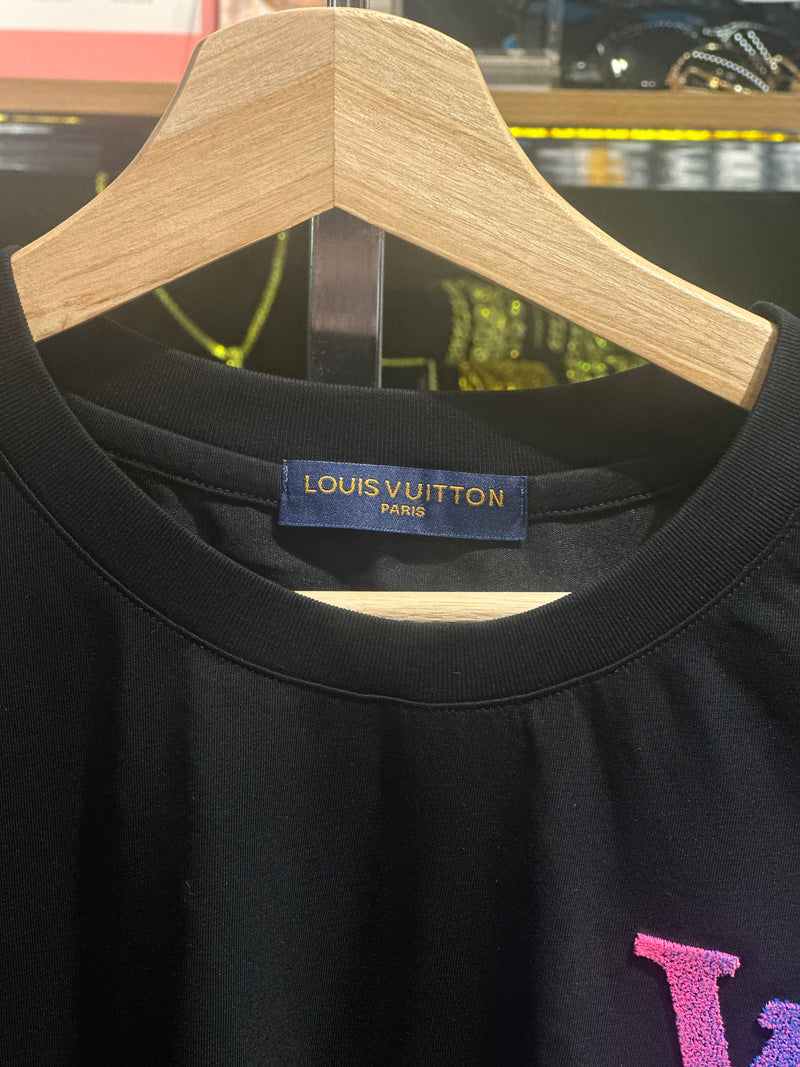 Camiseta Louis Vuitton Preta Multicolor - Pronta Entrega