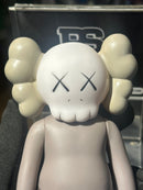 Boneco Colecionável KAWS Marrom/Bege 18cm - Pronta Entrega